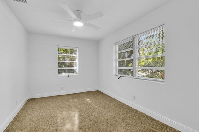 Building Photo - 702 Sunset Dr