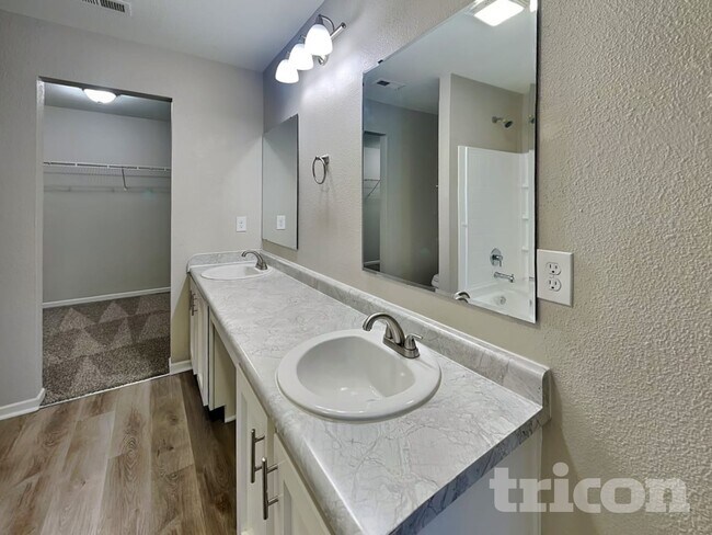 Building Photo - 1405 Bluestem Dr