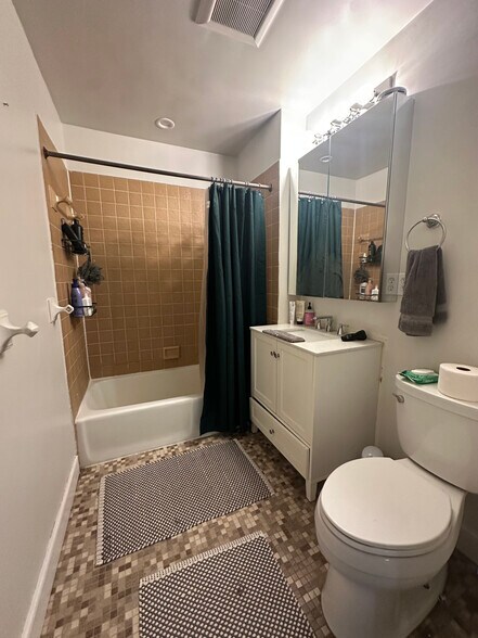 Building Photo - 110 Riverway