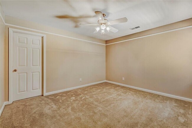 Building Photo - 1111 Lake Washington Dr NW