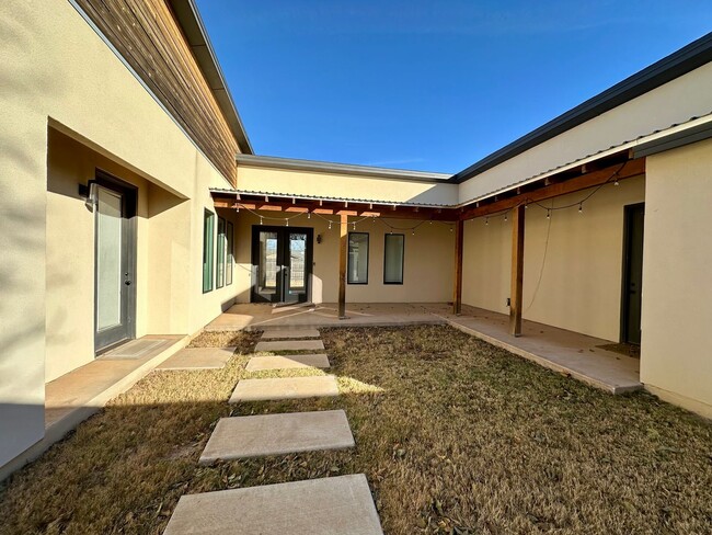 Building Photo - Beautiful 3-Bed 3-Bath Home Available!