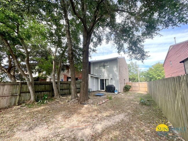 Building Photo - End unit 2 Bedroom Townhome with nice upda...