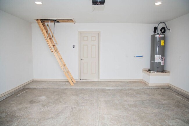 Building Photo - Move-In Ready & Made for Memories