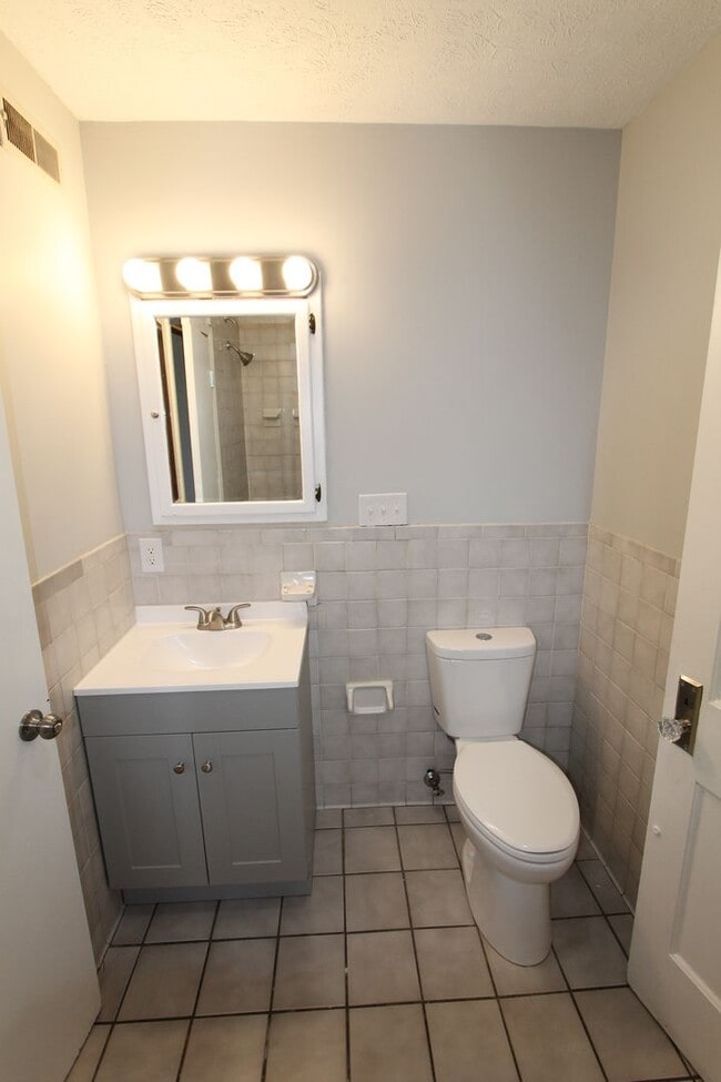 Building Photo - Spacious 3 bedroom 1.5 bathroom home with ...