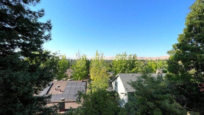 Building Photo - Concord Beautiful 4 bedroom 2.5 bathroom townhouse, 1496 sq ft available now!