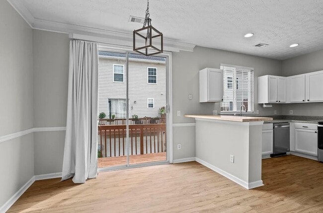 Building Photo - 216 Village Square Dr