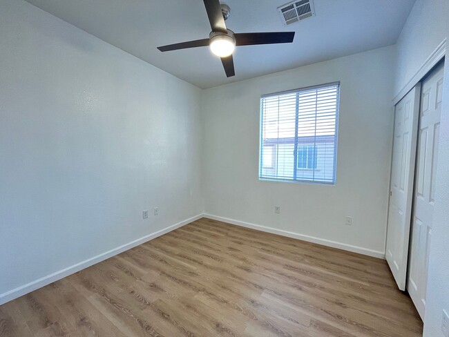 Building Photo - 2 bedroom, 2 bathroom corner unit located ...