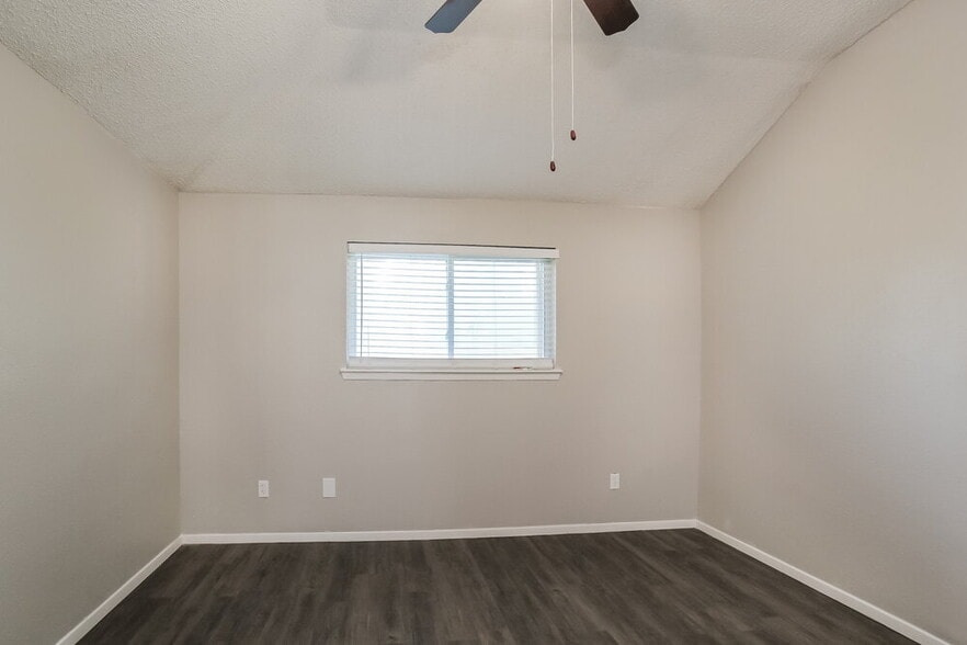 Building Photo - 9723 Orangevale Dr