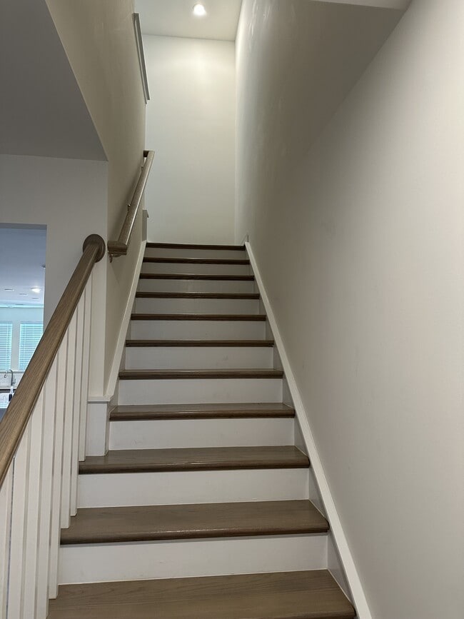 Building Photo - 1027 S Point Rd