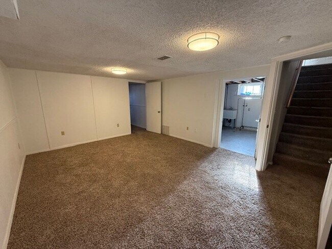 Building Photo - 3 Bedroom Hardwood Floor House