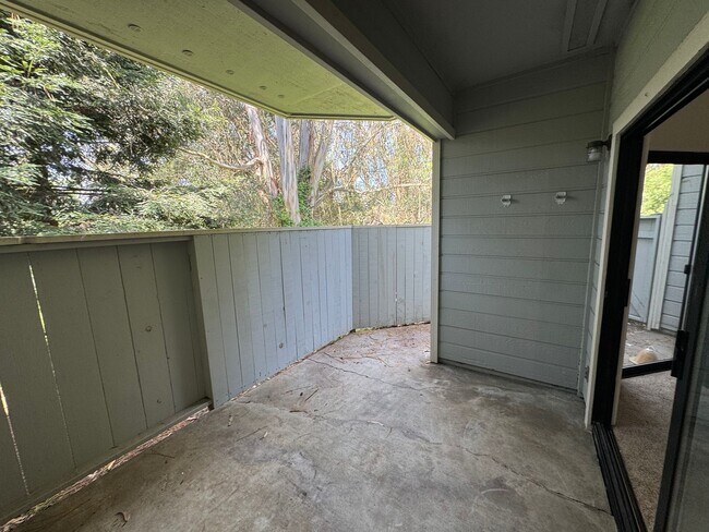 Building Photo - Single Level Lower Condo at Woodside Terrace