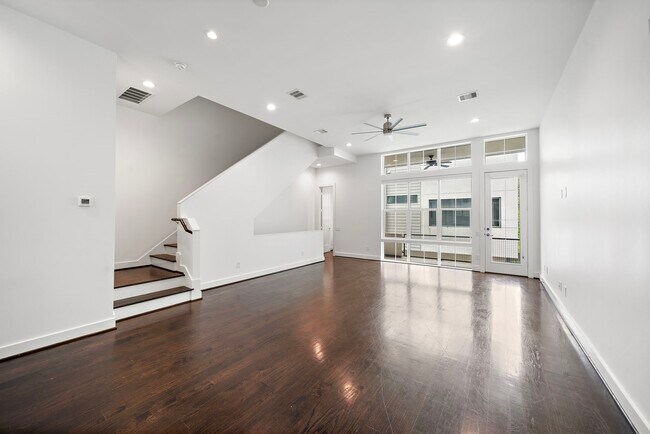 Building Photo - 608 Middle St