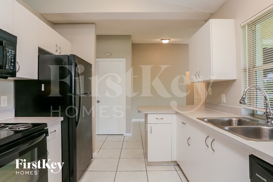 Building Photo - 2514 SW Monterrey Ln