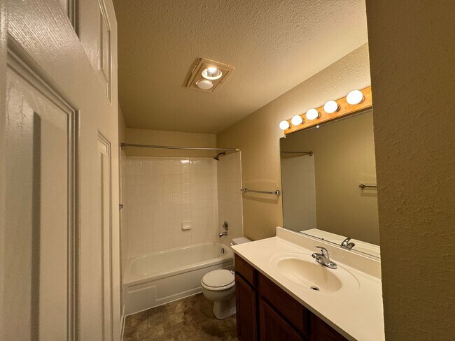 Building Photo - 498/A/