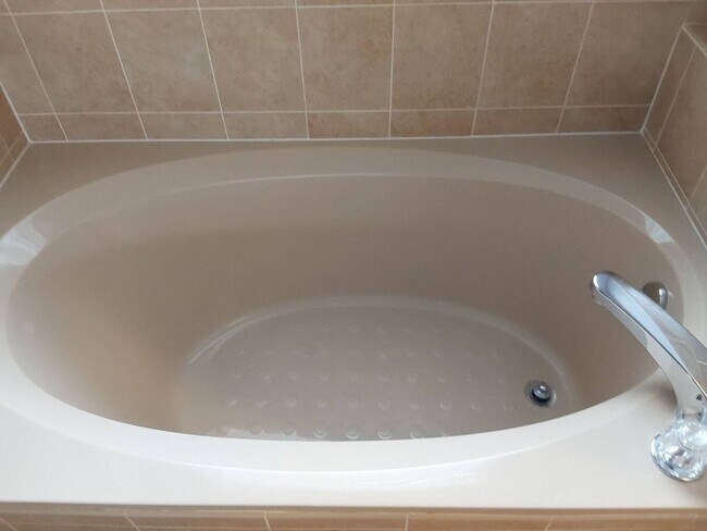 Building Photo - Cozy 3/2/2 single family house with screen...