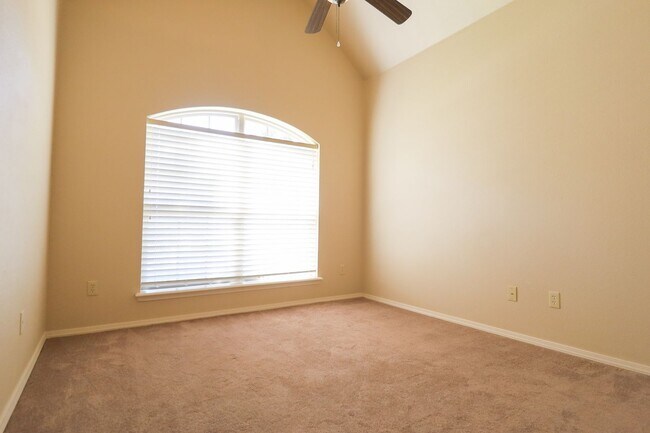 Building Photo - Spacious 4 bedroom 3 bathroom home In Sand Springs