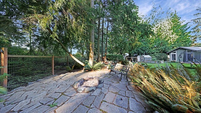 Building Photo - 3 Bed 2.5 Bath - Exceptional Condition - P...