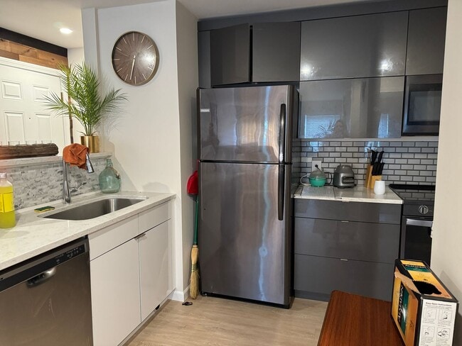 Building Photo - 1 Bedroom just minutes to DH