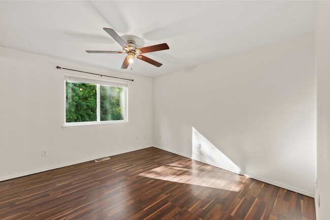 Building Photo - Clearwood Community Home in Yelm For Rent!...