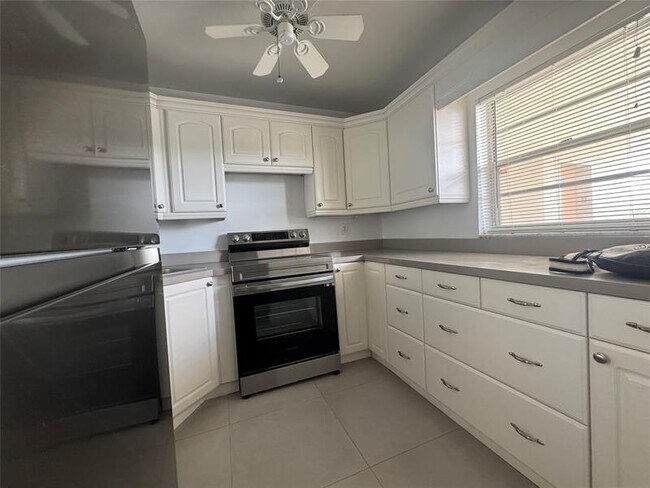 Building Photo - 9235 Lagoon Pl