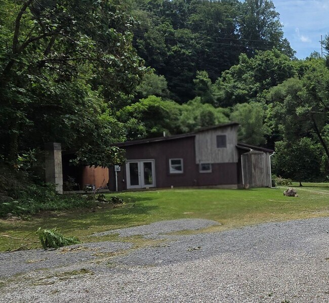 Building Photo - 1 bedroom 1 bath studio apartment