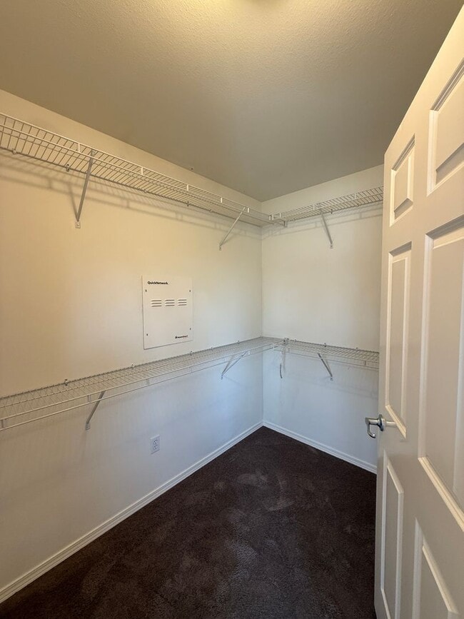 Building Photo - Spacious 4 Bed 3 Bath Home in a Prime Loca...