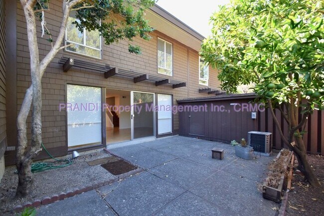 Building Photo - 116 Surrey Ln