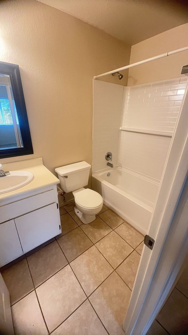 Building Photo - Spacious 2-Bedroom Duplex for Rent