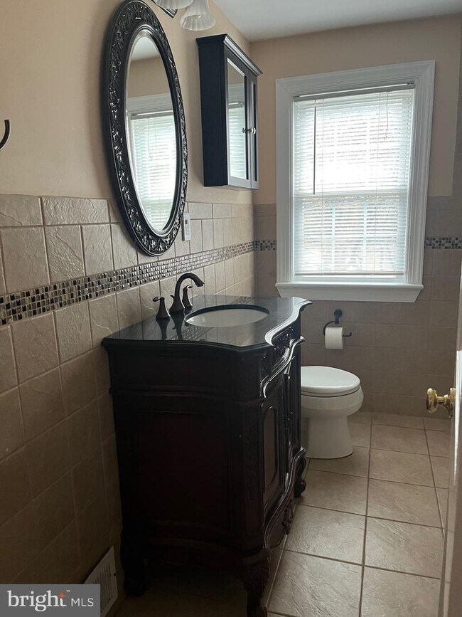 Building Photo - 102 Hillside Cir