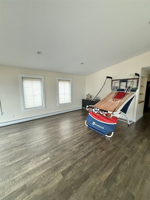 Building Photo - 304 NW River Rd