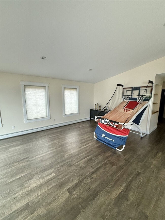 Building Photo - 304 NW River Rd