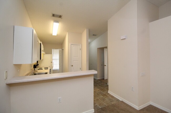 Building Photo - 2 bedroom 1 bathroom home with an open liv...