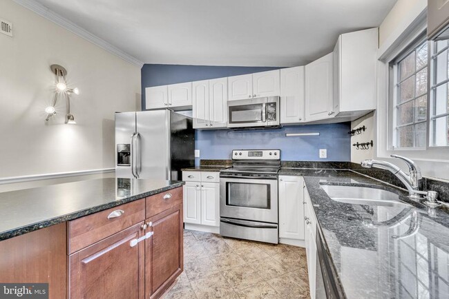 Building Photo - 4415 Elmwood Dr