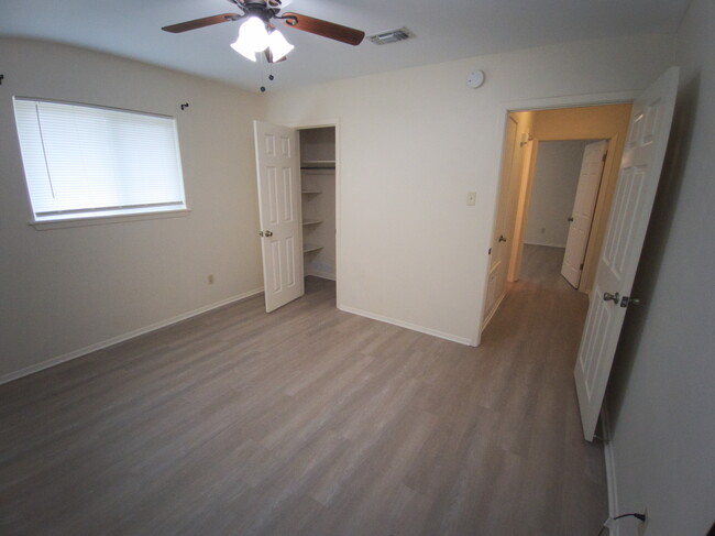 Building Photo - 327 Briarwood Dr