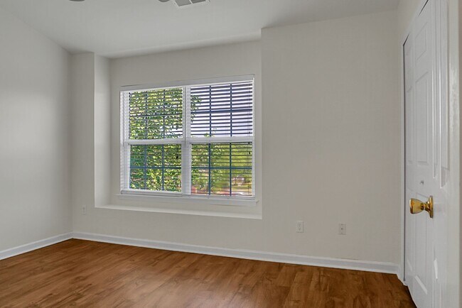 Building Photo - 121 Hornby Cir