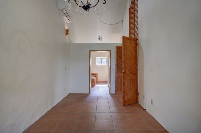 Building Photo - 2 Bedroom plus Office in Main House & Stud...