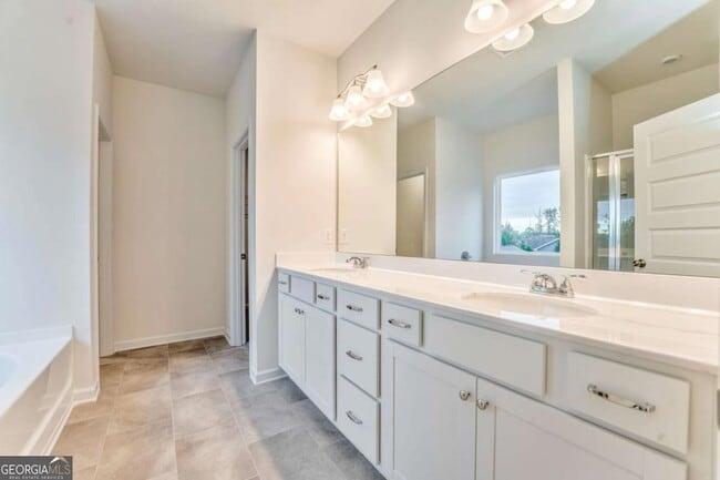 Building Photo - 8 Majestic Oaks Way NE