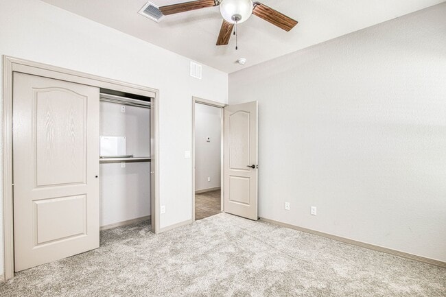 Building Photo - Beautiful 3 bed-2 baths with Casa Club/Gym...