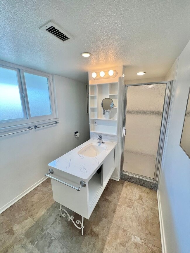 Building Photo - Spacious 3BR Single-Story Residence | Central Air, Fireplace, Private Backyard Retreat