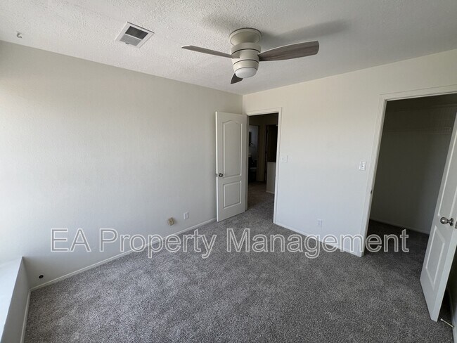 Building Photo - 7259 Pajarito Rd NE