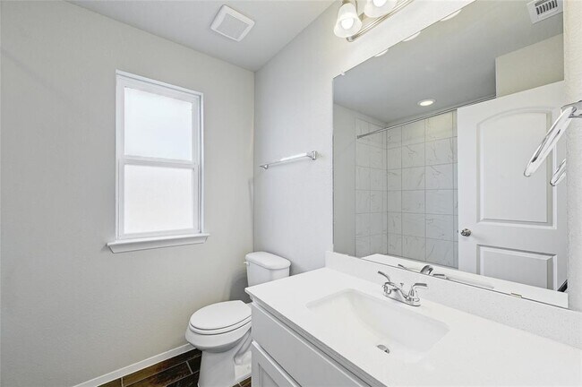 Building Photo - 215 Desperado Dr