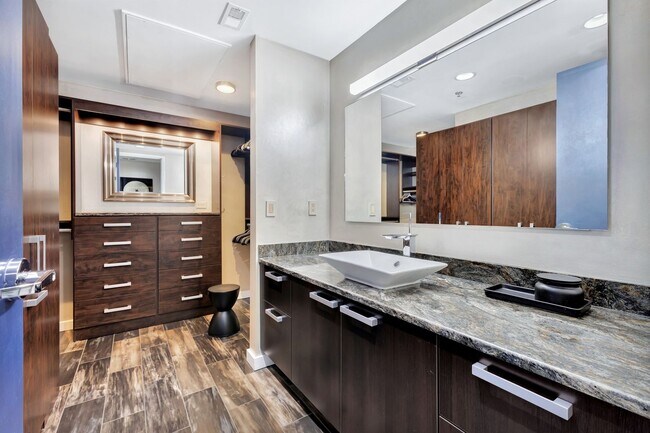 Building Photo - Fully Furnished 15th Floor Condo At Icon I...