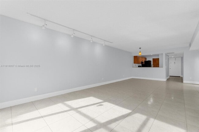 Building Photo - 1341 E Golfview Dr