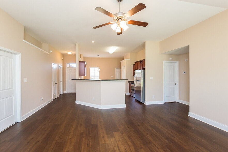 Building Photo - 2952 N Hartland Dr