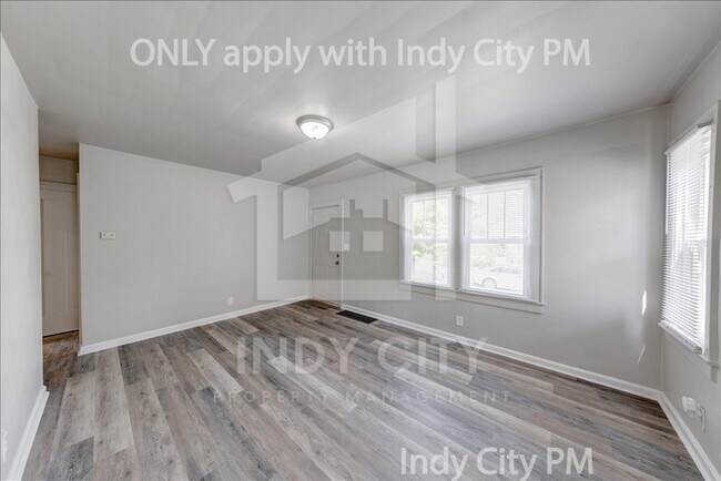 Building Photo - 1326 N Gladstone Ave