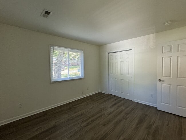 Building Photo - Beautiful ranch style home with 4 bedrooms...