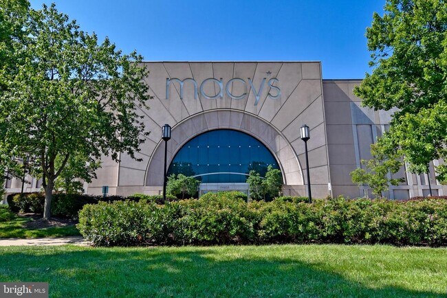 Building Photo - 1300 S Arlington Ridge Rd