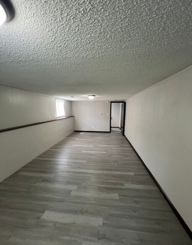Building Photo - Spacious 2 Bedroom Duplex with Garage and ...