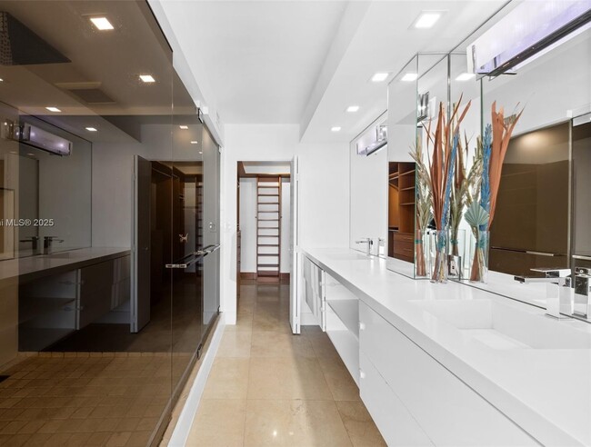 Building Photo - 1420 Brickell Bay Dr