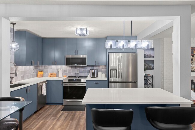 Building Photo - STYLISH 2 BED/2 BATHS LAKE OSWEGO CONDO